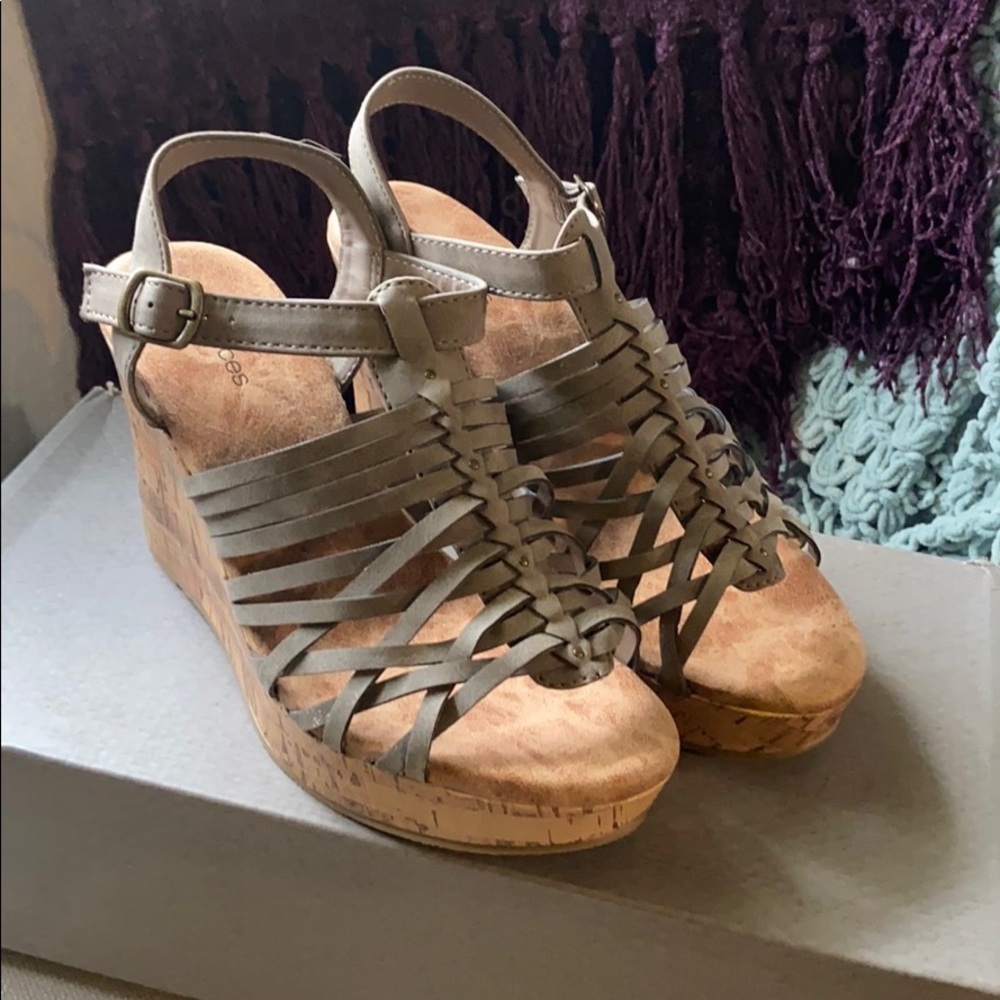 NWT Maurices Jennifer Woven Front Wedge